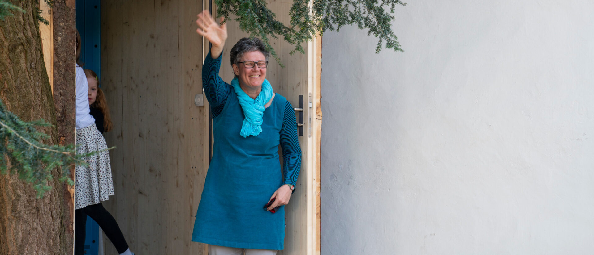 Die Initiantin der Wiborada-Zelle, Hildegard Aepli, verabschiedet sich in die Zelle der heiligen Wiborada, 2021
