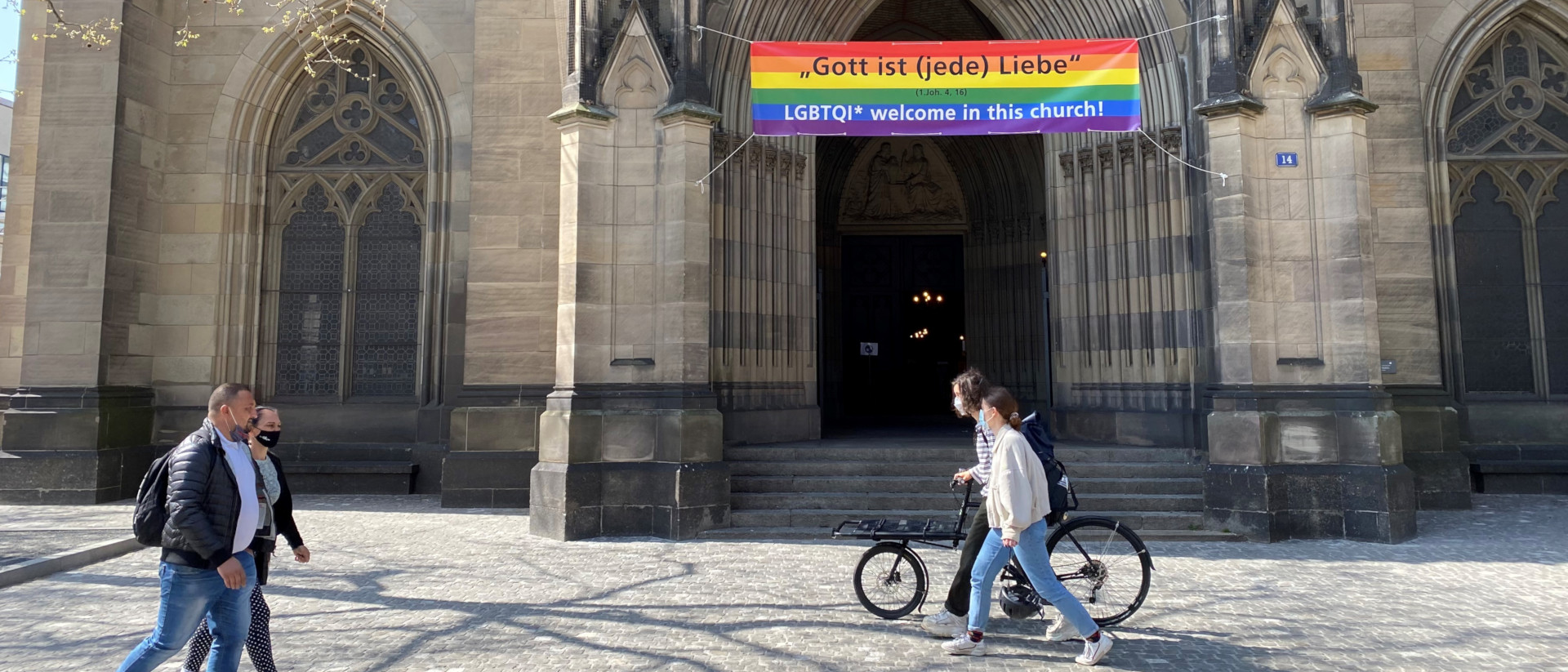 Mit Regenbogen-Fahne: die Elisabethenkirche in Basel.