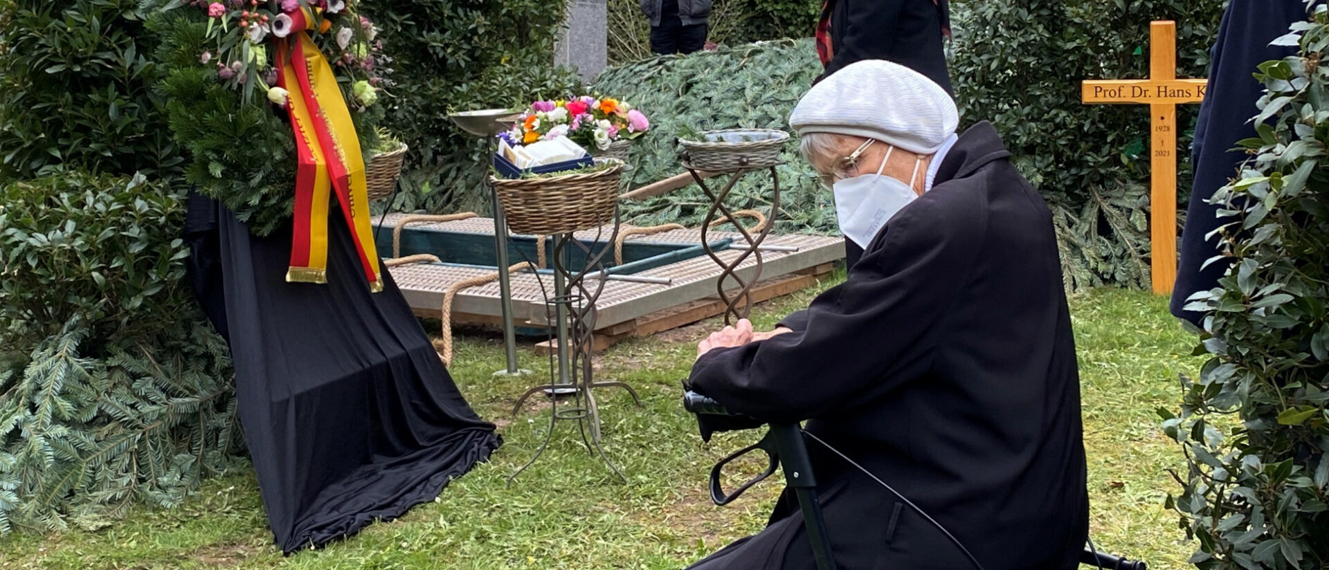 Inge Jens ans Hans Küngs Beerdigung. Das Grab ihres Mannes Walter Jens ist in der Nachbarschaft von Hans Küngs Grab.