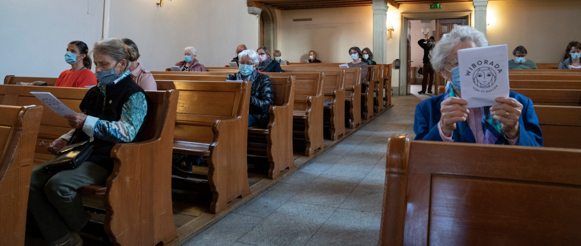 Leute in der Kirche während der Aussendung