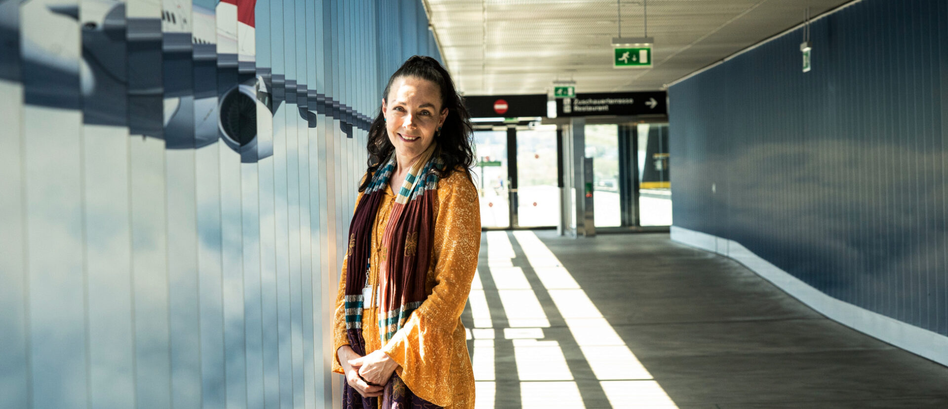 Andrea Thali im Durchgang zur Besucherterrasse am ZRH (Flughafen  Zürich)