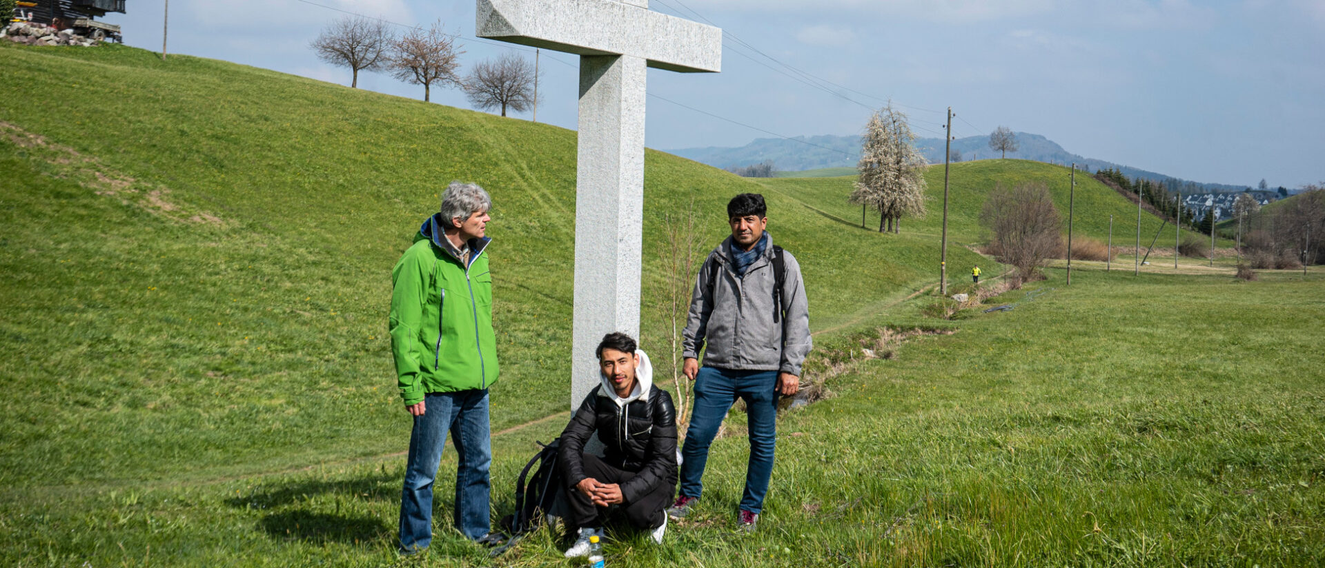 Rast unter einem Kreuz – aber es ist kein Gebet.