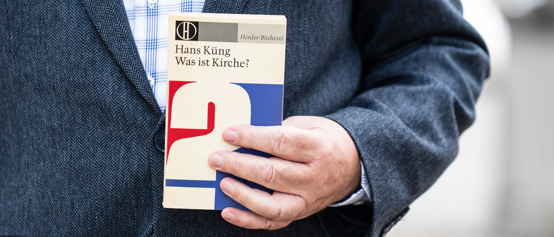 Josef Mahnig zeigt das Buch, durch das er mit Hans Küng in Berührung kam.