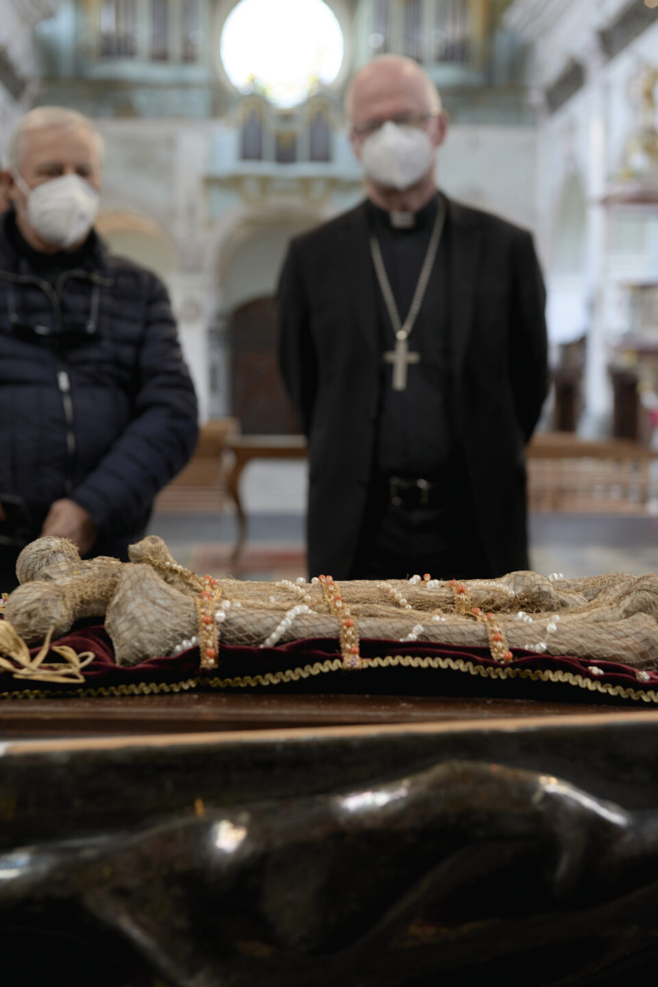 Bischof Charles Morerod vor den Gebeinen des Heiligen Petrus Canisius