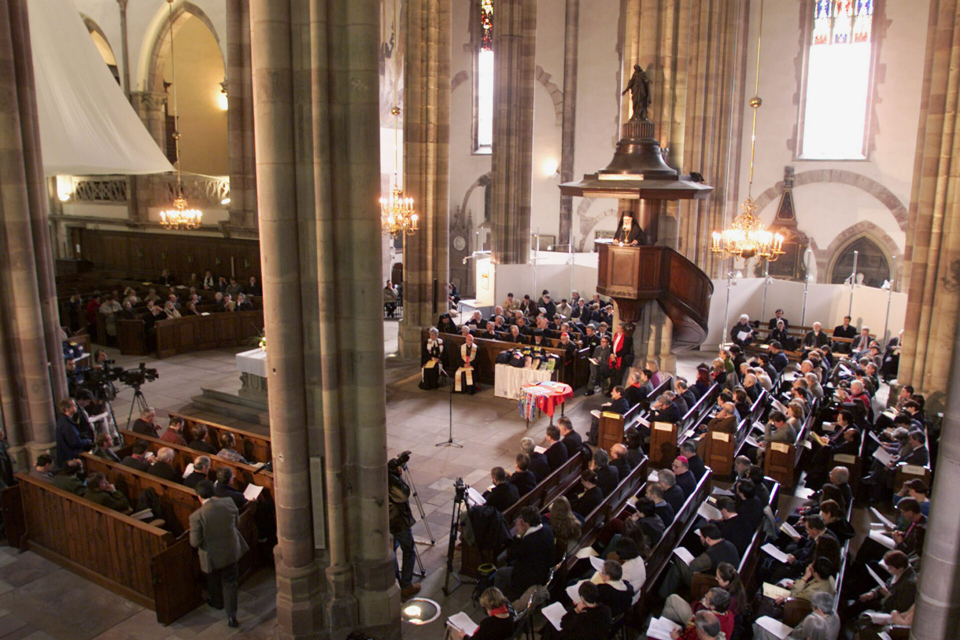 Vorstellung und Unterzeichnung der Charta Oecumenica am 22. April 2001 in der Sankt Thomas Kirche in Strassburg.