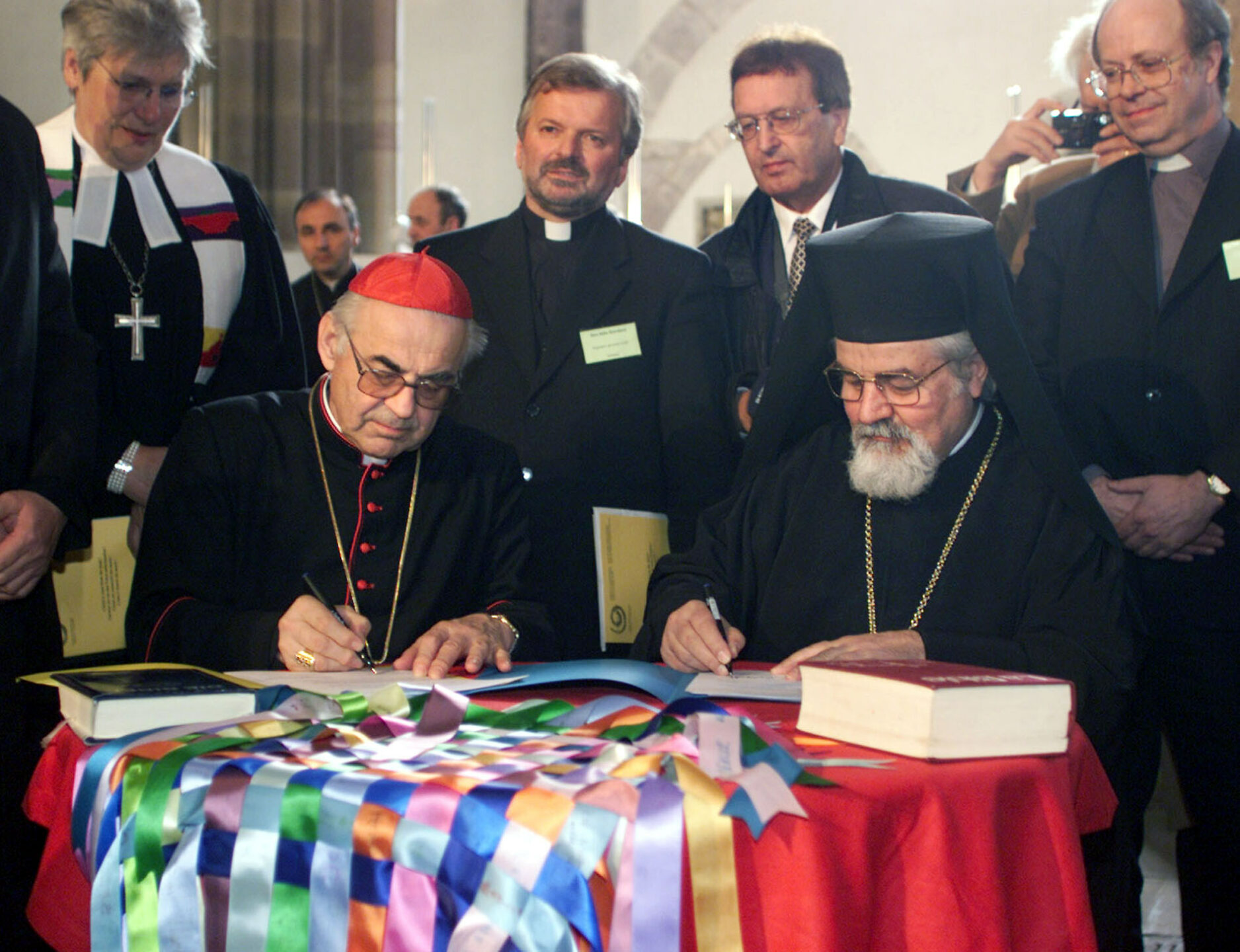 Vor 20 Jahren: Der Präsident des CCEE, Kardinal Miloslav Vlk (l.) und Metropolit Jeremie, Vorsitzender der KEK, unterzeichnen die Charta Oecumenica.