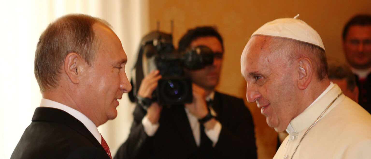 Putin und Franziskus im Jahr 2015 | KNA