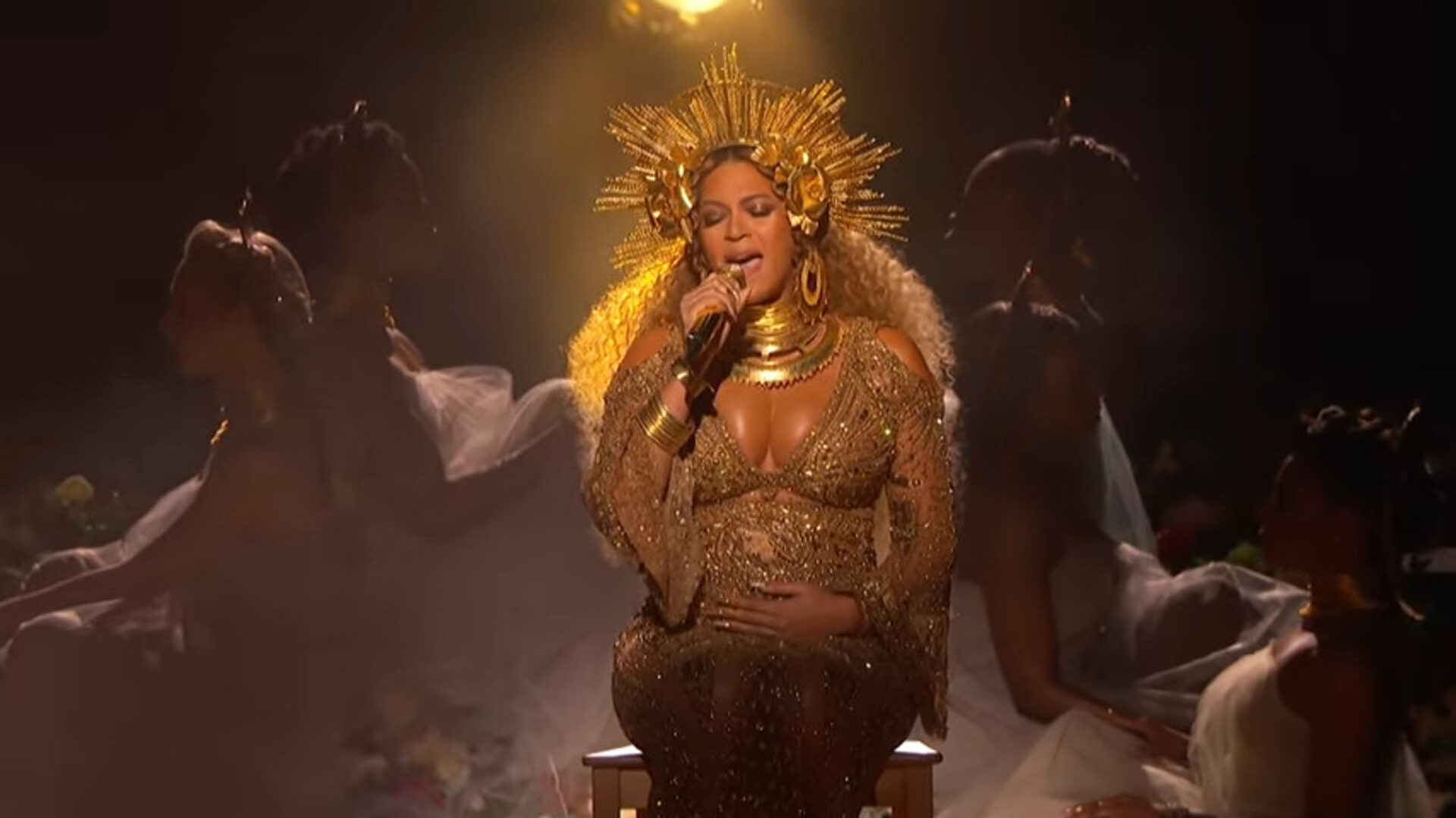 Die Madonna singt. Beyoncé an der Grammy Live-Performance 2017. Screenshot