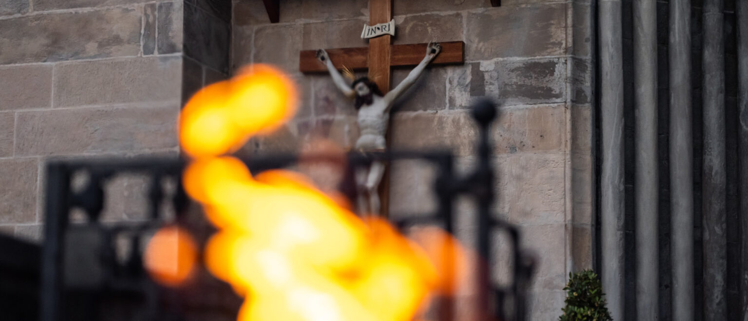 Osterfeuer vor Jesus am Kreuz, Chur | Christian Merz