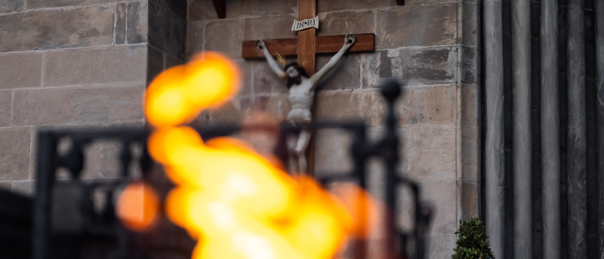 Osterfeuer vor Jesus am Kreuz, Chur