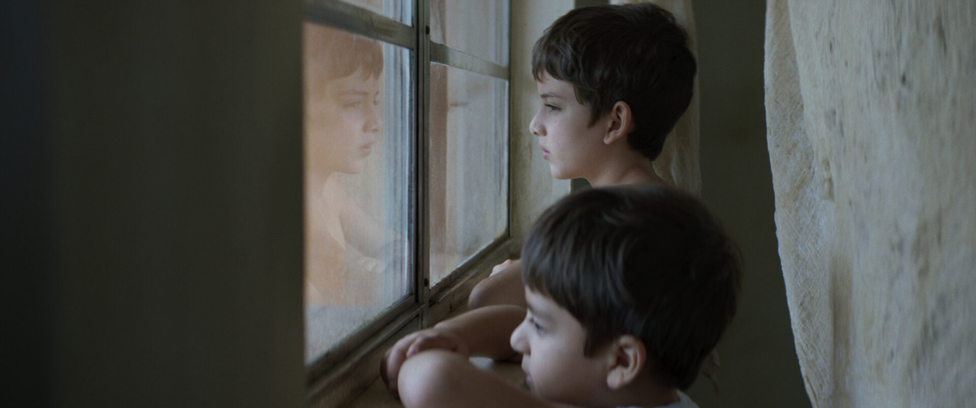 Leo (Leonardo Nájar Márquez) und Max (Maximiliano Nájar Márquez, re.) kennen ihre neue Heimat nur durch die Fensterscheibe