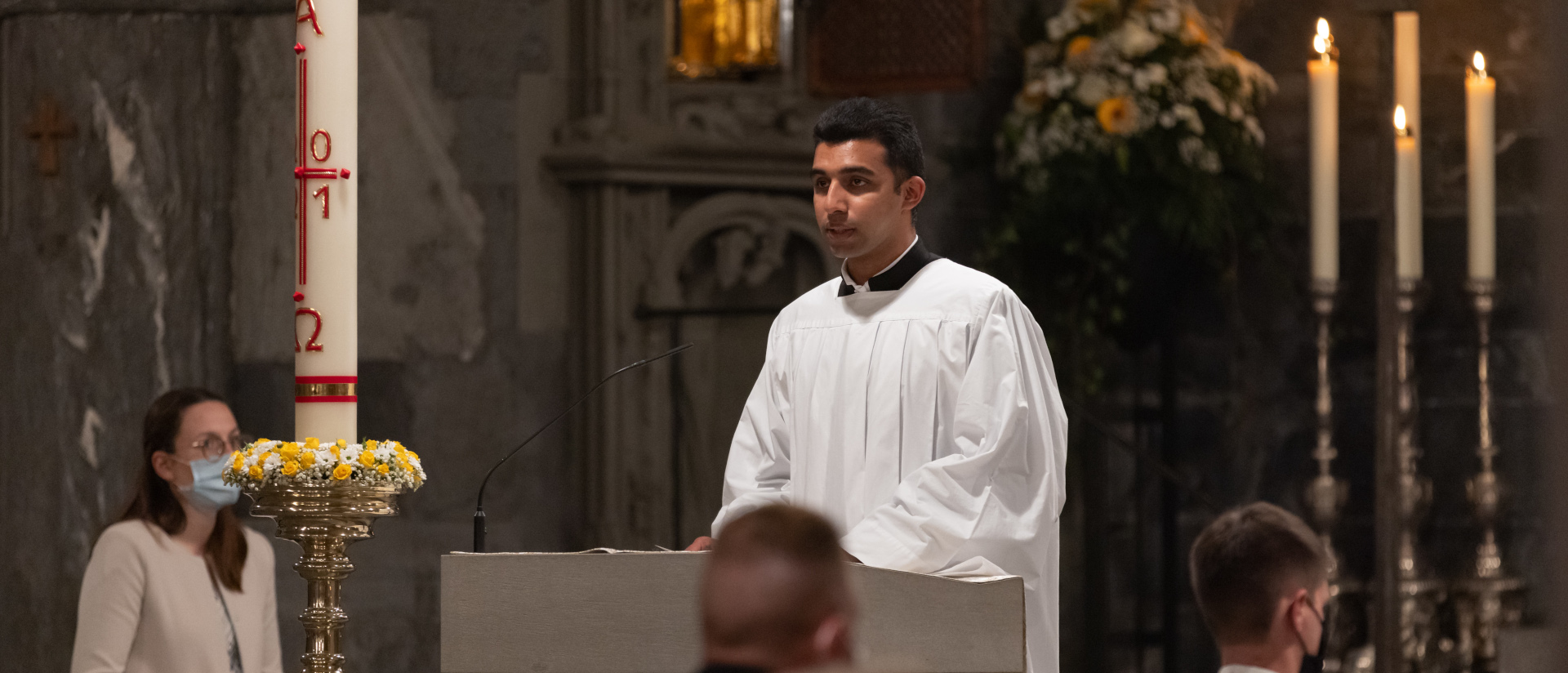 Agil Raju wird zum Priester geweiht - hier bei den Fürbitten an Ostern 2021 in Chur.