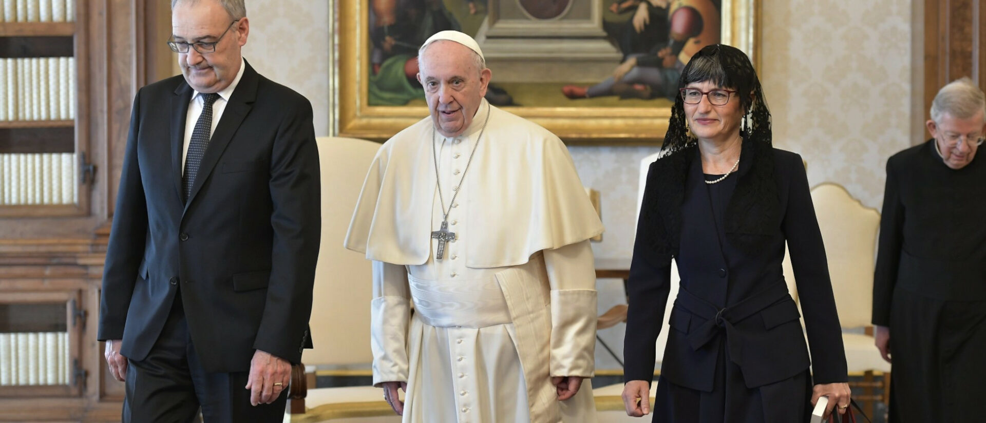 Von links Bundespräsident Guy Parmelin, Papst Franziskus und Parmelins Ehefrau.