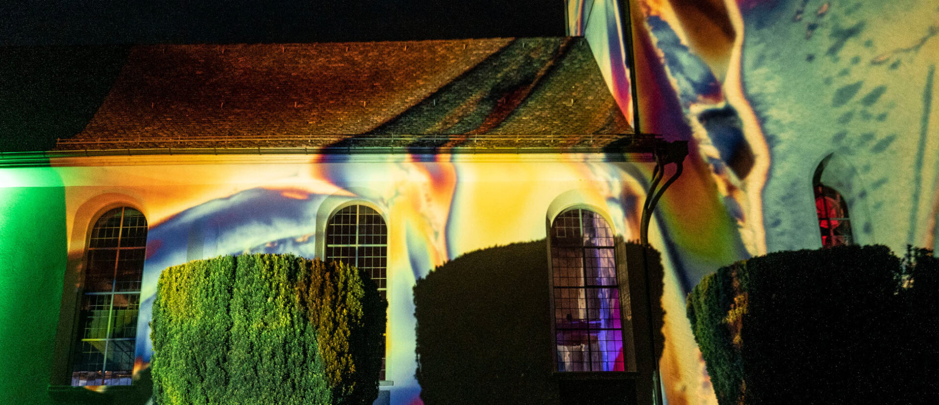 die illuminierte reformierte Kirche bei Nacht