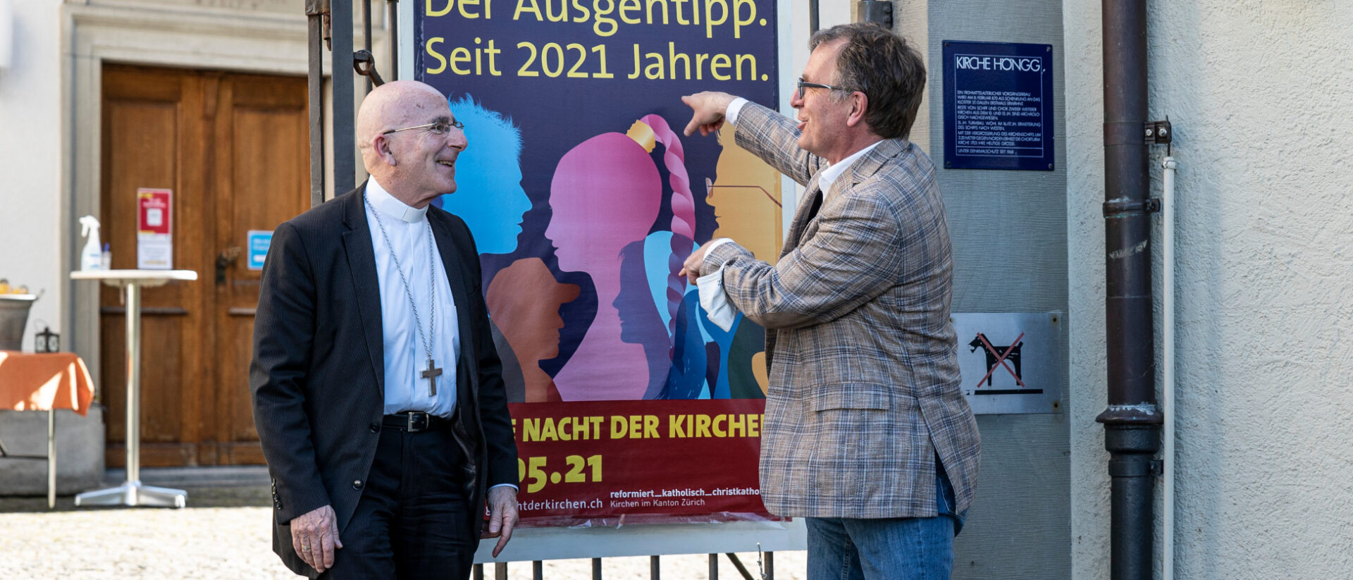 Bischof Joseph Bonnemain (l.) und Michel Müller eröffnen in Höngg die Lange Nacht der Kirchen.