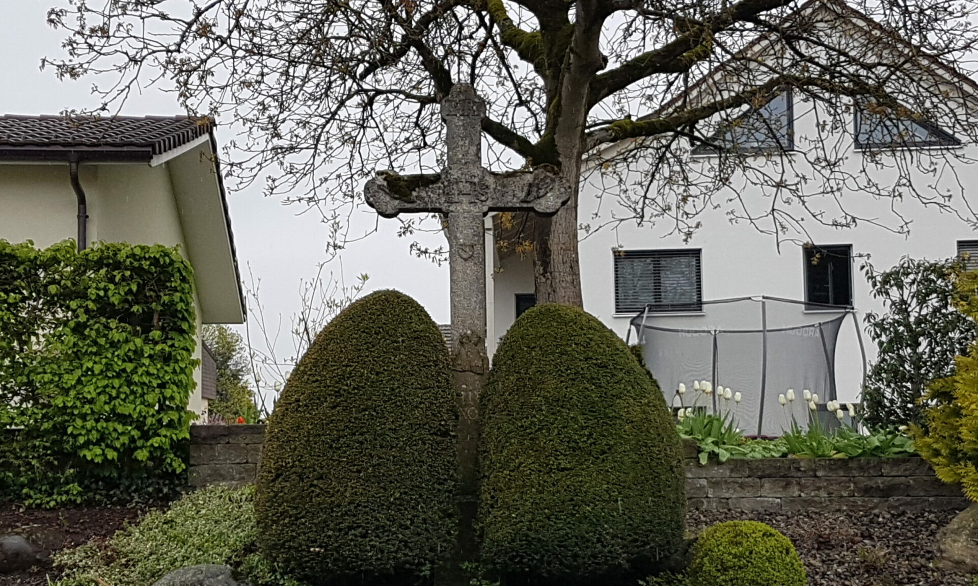 Wegkreuz, eingebaut in Gartengestaltung, Fischbach-Göslikon AG