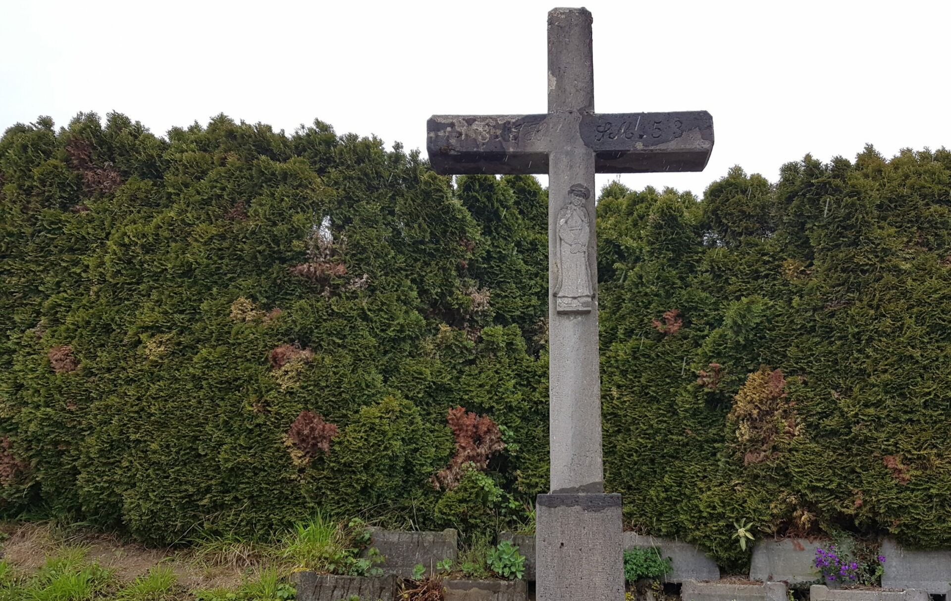 Wegkreuz bei einem Vorgarten in Fischbach-Göslikon AG