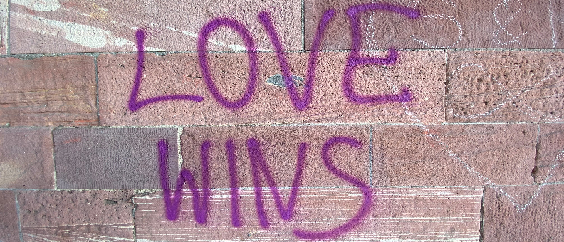 Liebe gewinnt: Aufschrift an einer Mauer.