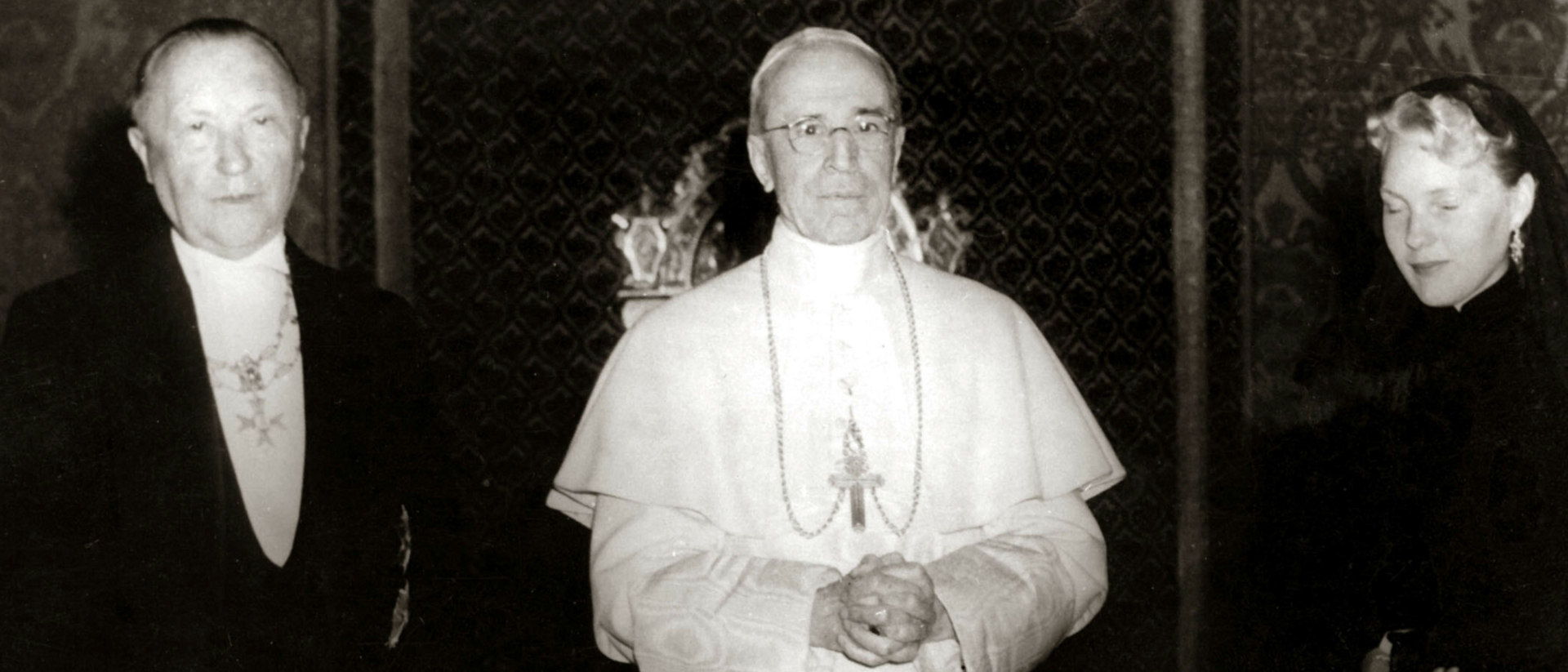 Papst Pius XII. empfing 1957 den deutschen Bundeskanzler Konrad Adenauer (links) und dessen Tochter zu einer Privat-Audienz. Adenauer war Witwer.