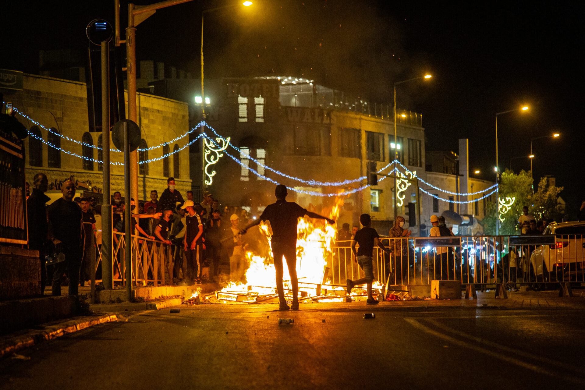 Palästinenser und die israelischen Polizei am Damaskustor zur Jerusalemer Altstadt am 8. Mai 2021.