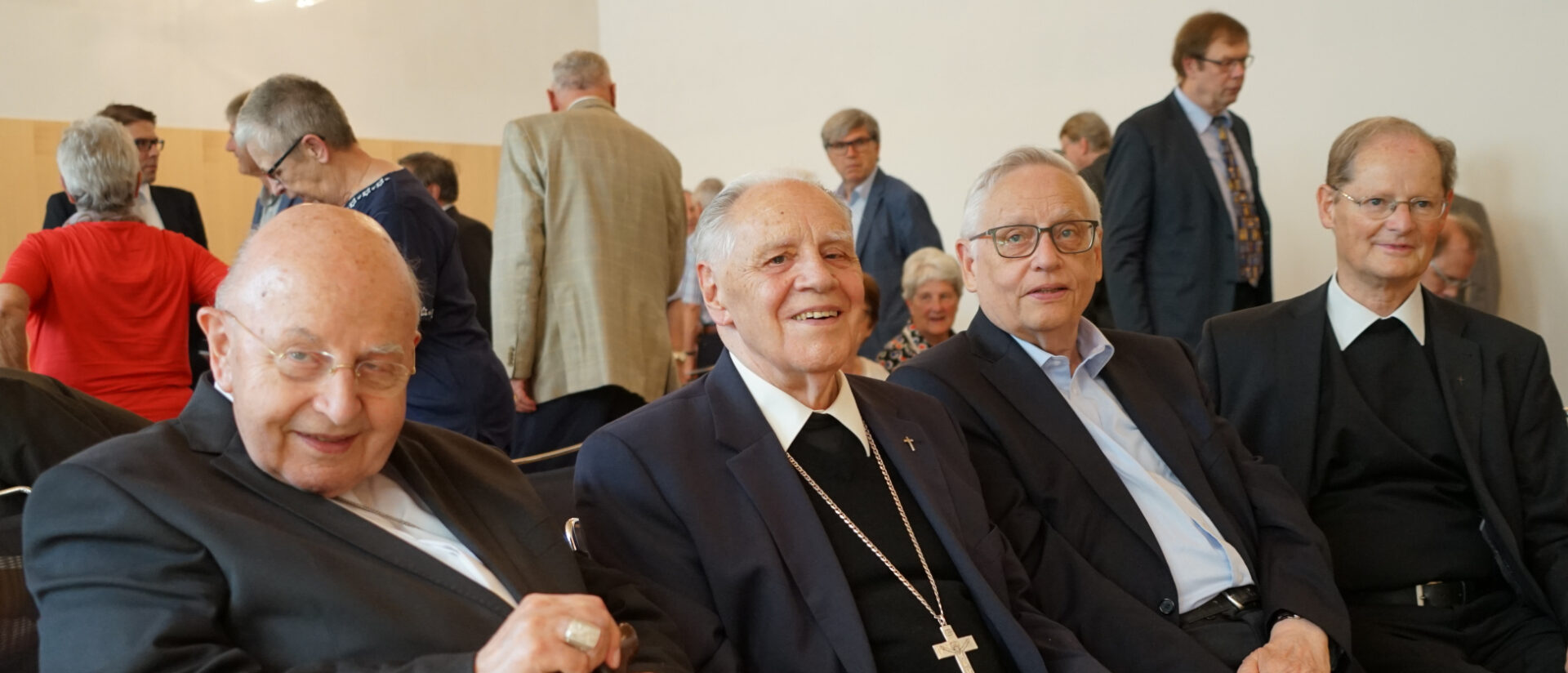 Von links Kardinal Rauber, die Weihbischöfe Peter Henrici und Paul Vollmar sowie Generalvikar Josef Annen.