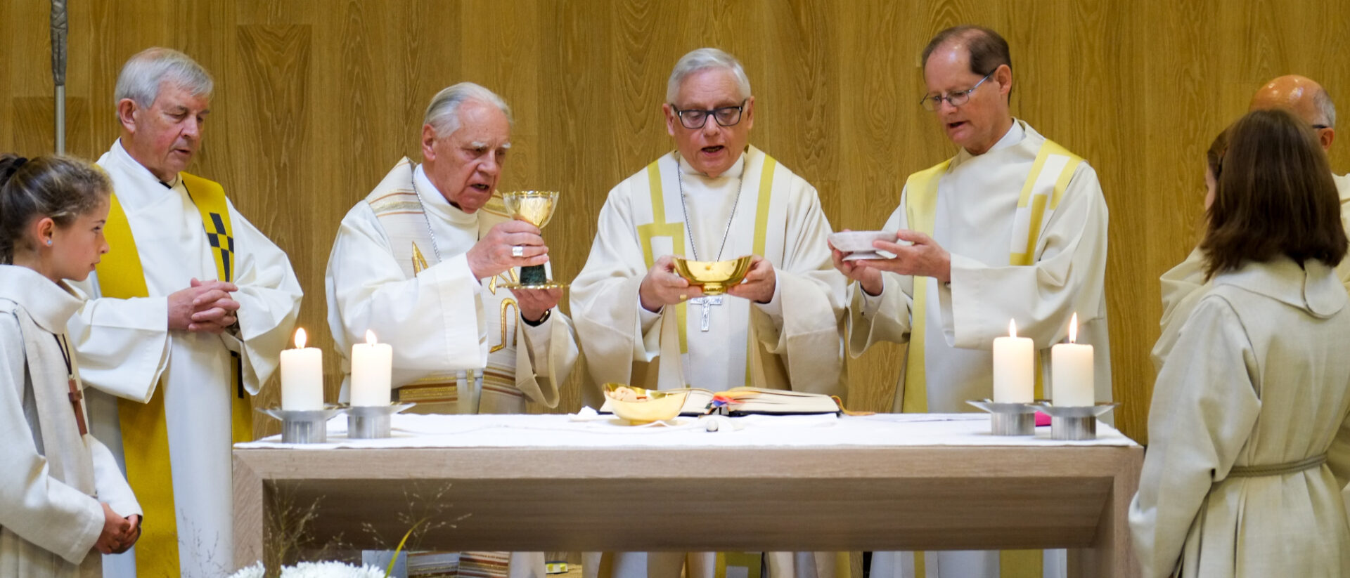 Peter Henrici, Paul Vollmar und Josef Annen feiern Eucharistie.