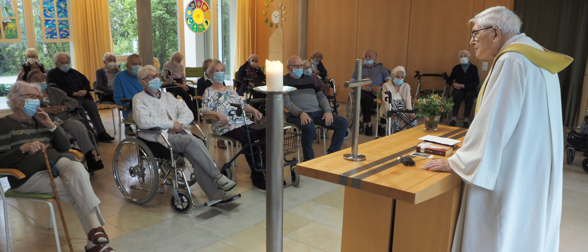 Altersheim-Bewohnerinnen und -Bewohner besuchen den Gottesdienst von Eugen Frei.