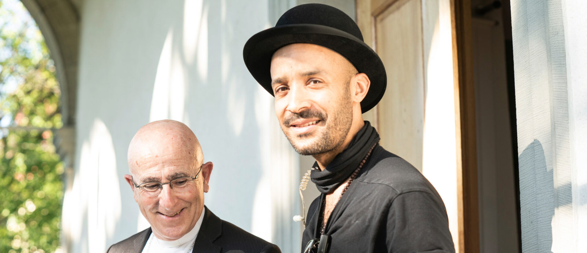 Bischof Joseph Bonnemain mit dem Künstler Charles Meyer vor der Kirche in Höngg