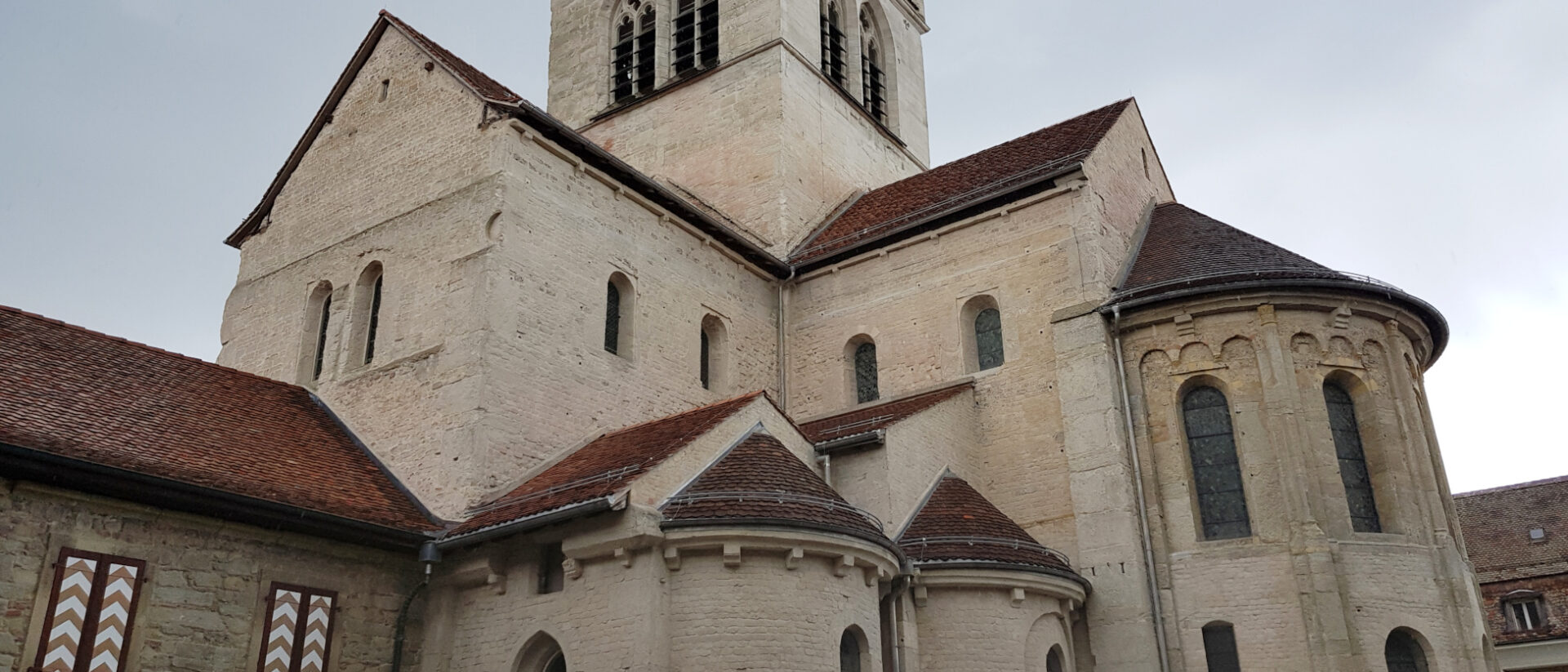 Die Abteikirche von Payerne (VD) ist die grösste romanische Kirche der Schweiz. Baubeginn war im 11. Jahrhundert.