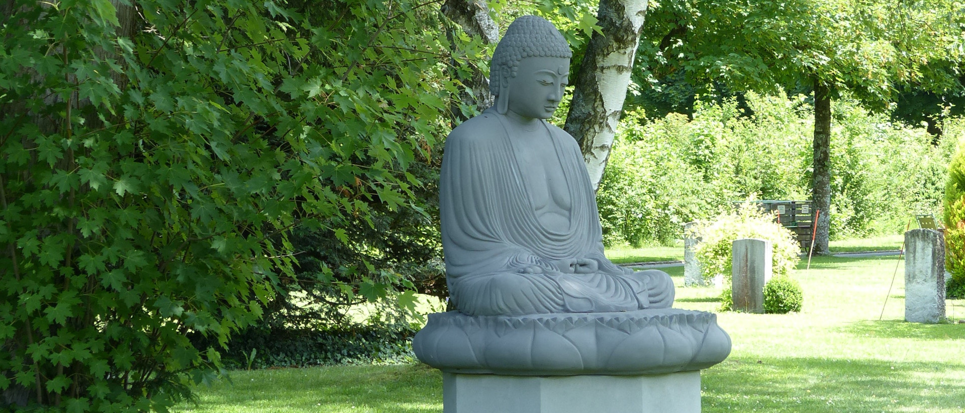 Buddha-Statue in einem Berner Friedhof
