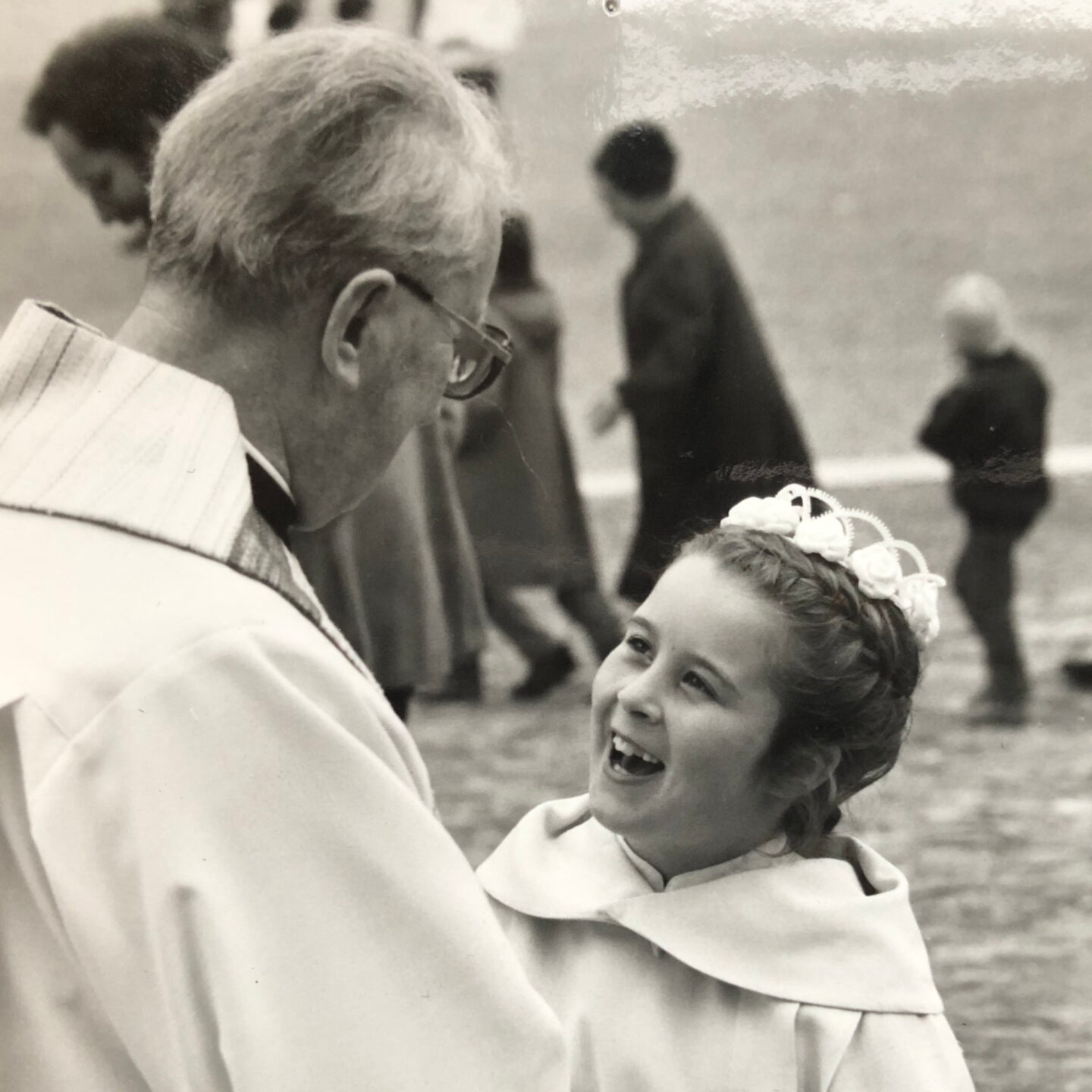 Eva Meienberg an der Erstkommunion in Einsiedeln – mit Pater Edgar, als zu glauben noch einfach war.