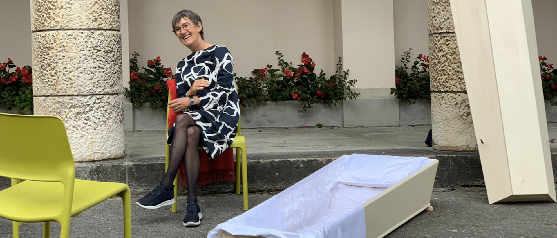 Trauerrednerin Christiane Gräber neben einem offenen Sarg am Festival «Hallo Tod!»