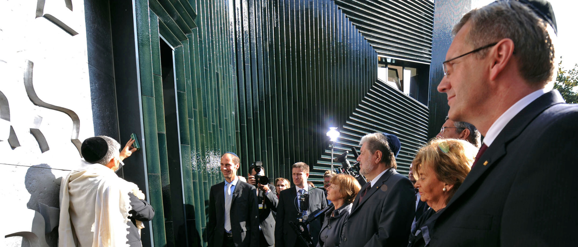 Eröffnungsfeier der Neuen Synagoge in Mainz 2010. Der zweite von links ist der Basler Architekt Manuel Herz.