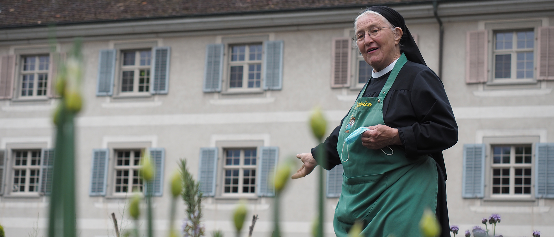 Benediktinerin Beatrice Beerli im Garten des Klosters Fahr