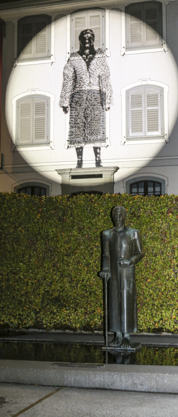 Die Dorothee-Projektion über der Bruder-Klaus-Statue. Von Nicole Buchmann.