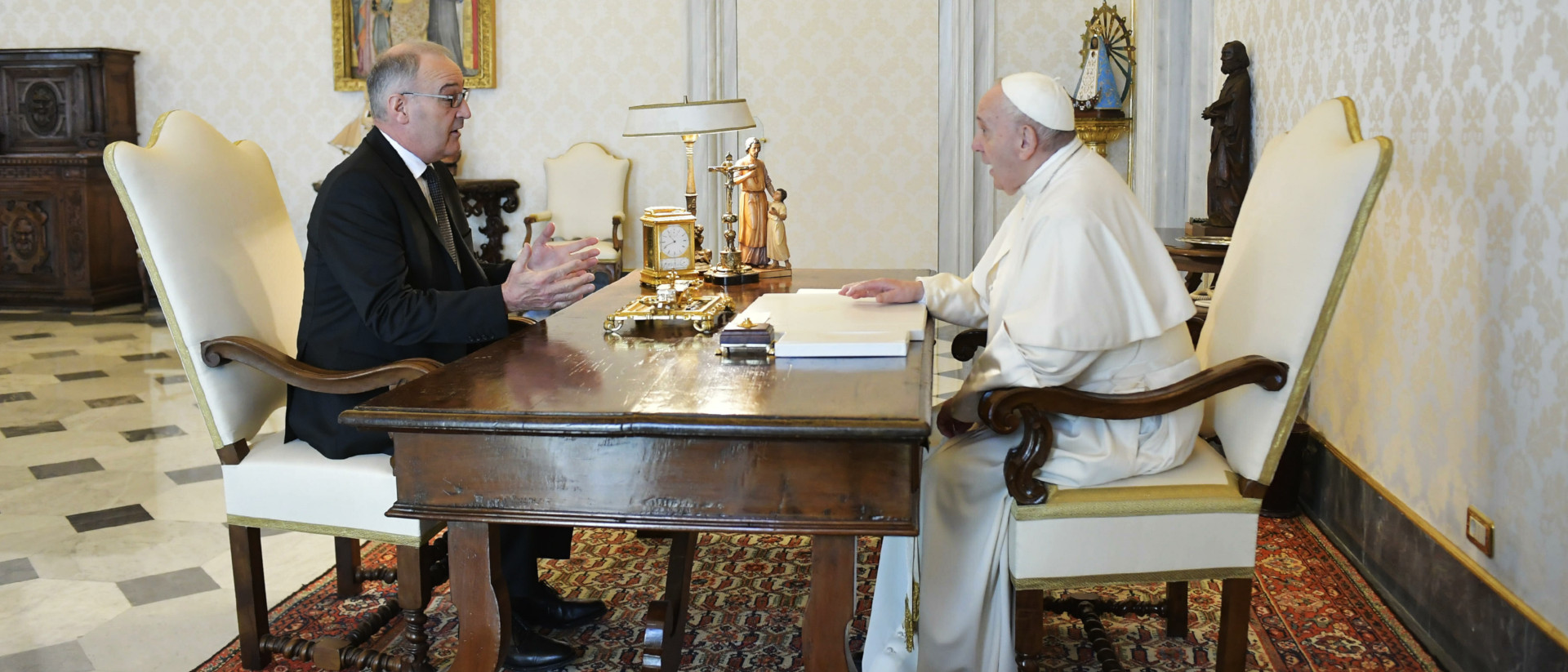 Papst Franziskus empfängt Bundespräsident Guy Parmelin am 6. Mai 2021 im Vatikan.