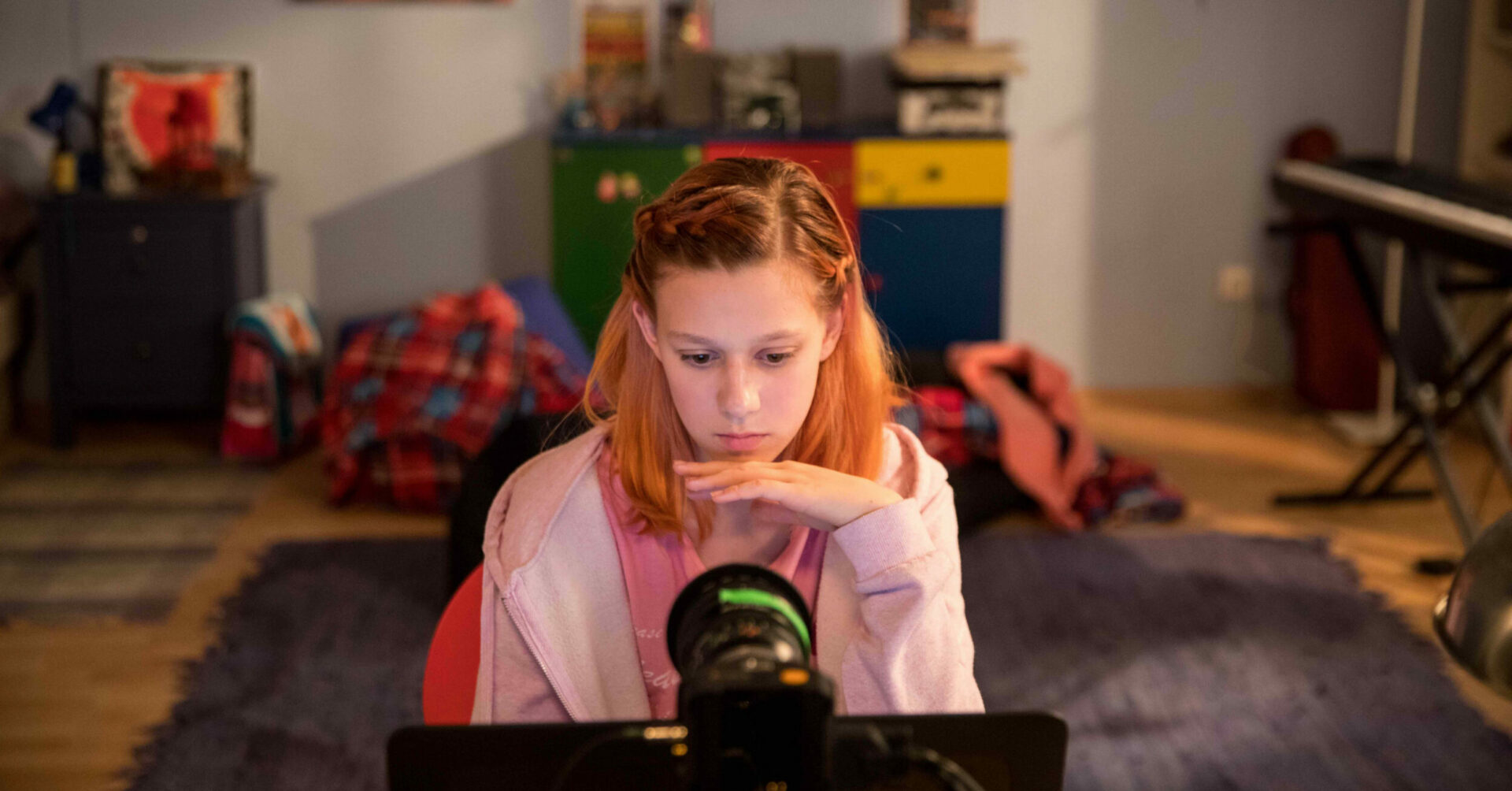 «Mädchen» beim Chatten auf Social Media