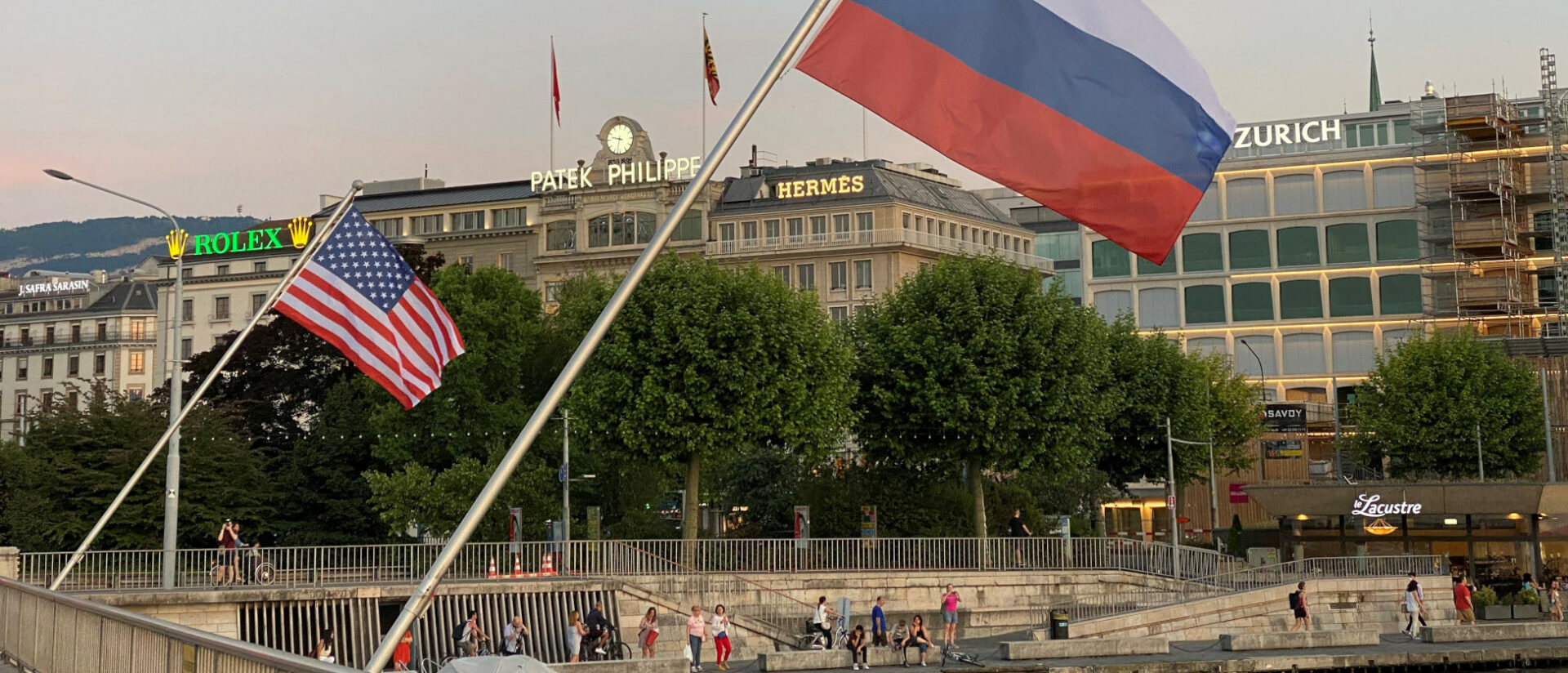 Die Genfer Mont-Blanc-Brücke ist mit US-amerikanischen und russichen Flaggen geschmückt.