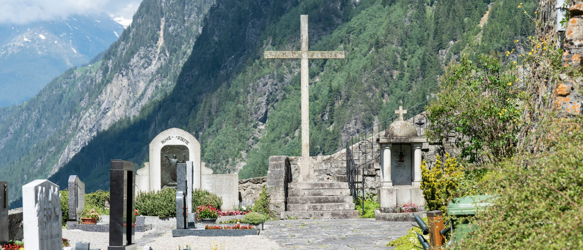 Friedhof auf der Nordseite der Kirche von Wassen (Schweiz/Uri)