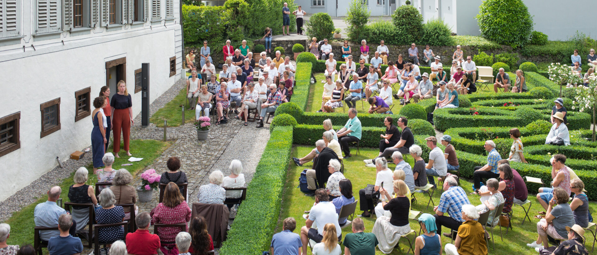 stimmreise.ch 3 in den Museumsgarten: Vera Baumann, Nadja Räss, Elian Zeitel Frei und Andra Küttel