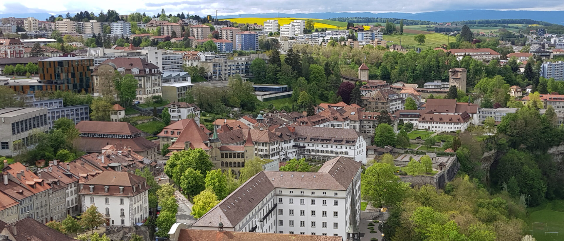 Blick von der Kathedrale St. Nikolaus auf das Franziskanerkloster in Freiburg.