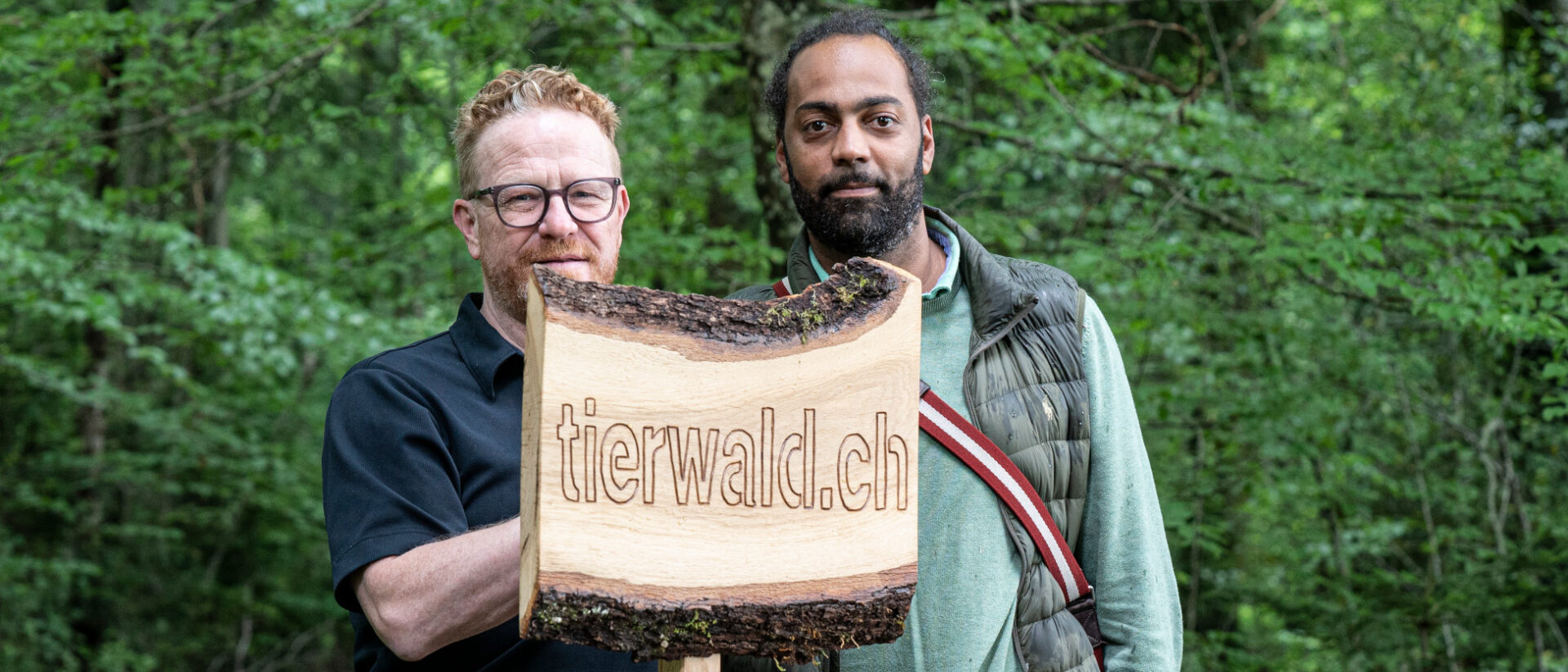 André Zillig und Oliver Ledermann mit dem Tierwald-Logo.