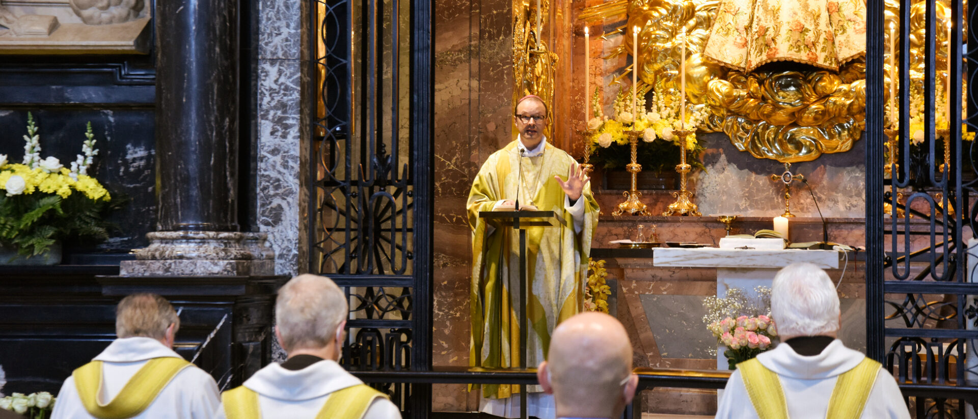 Vollversammlung der Bischöfe in Einsiedeln – hier Abt Urban Federer vor der Schwarzen Madonna.