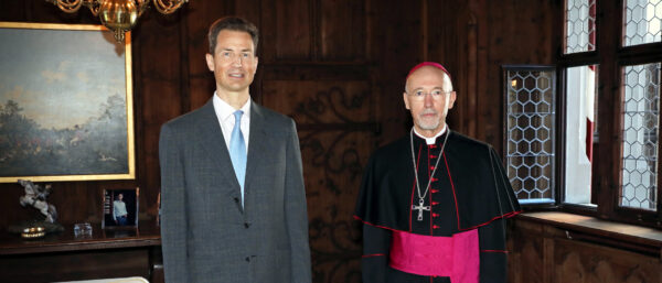 Erbprinz Alois mit Nuntius Martin Krebs | zVg