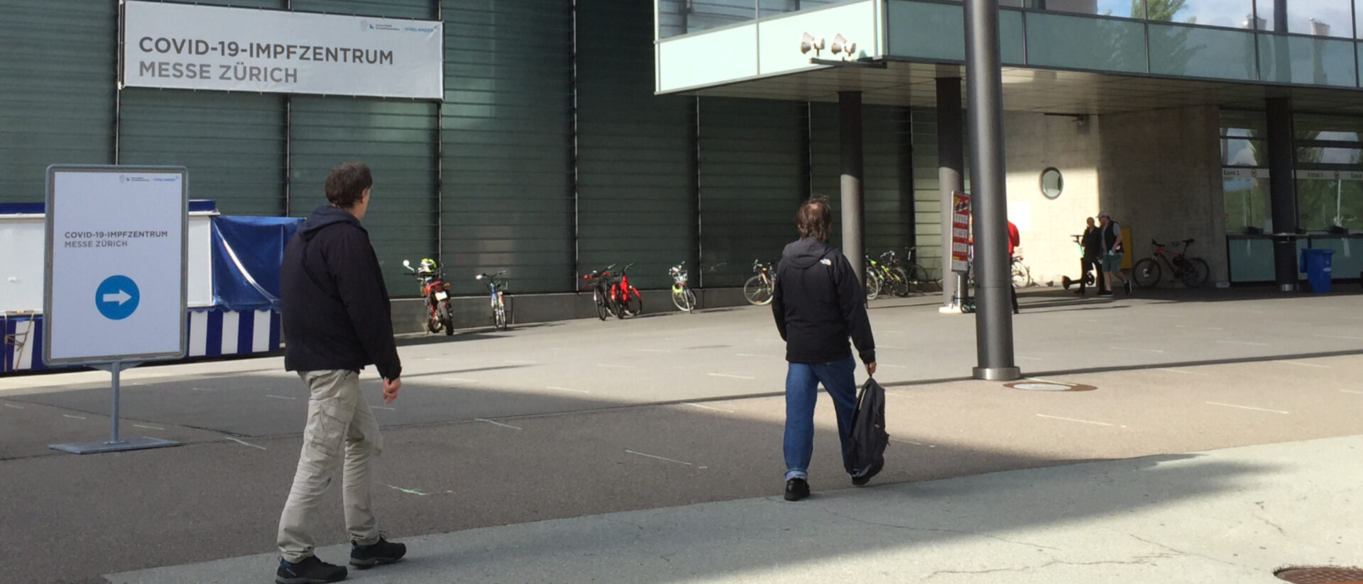 Zürich im Juni 2021: Auf zum Impftermin in der Messe Zürich.