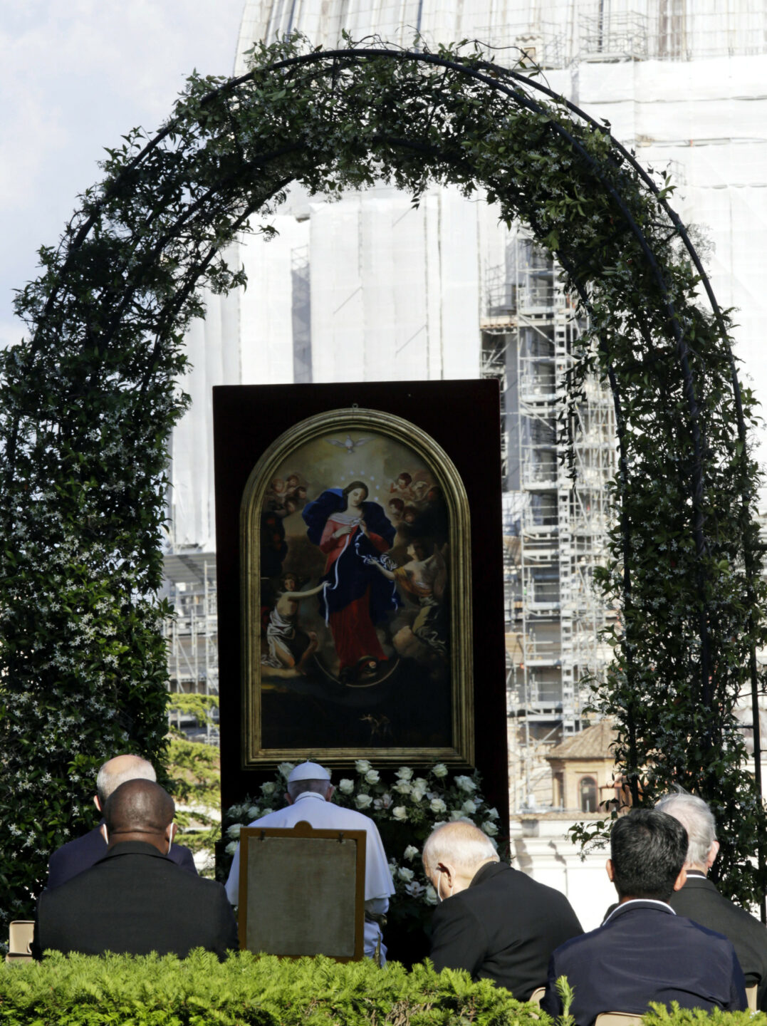 Papst Franziskus betet am 31. Mai 2021 in den Vatikanischen Gärten im Vatikan beim Gebetsmarathon für ein Ende der Corona-Pandemie vor einem Gemälde von Maria Knotenlöserin.
