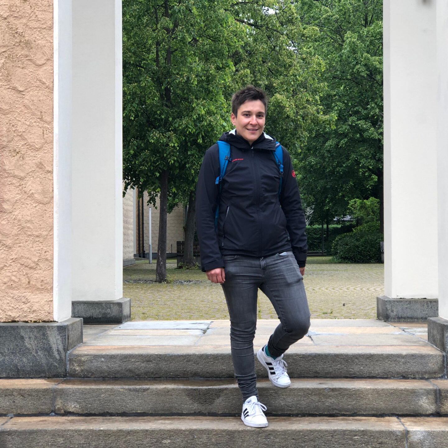 Rahel Ruch vor der Kirche St. Marien in Bern, wo ihr Vater Gemeindeleiter war.
