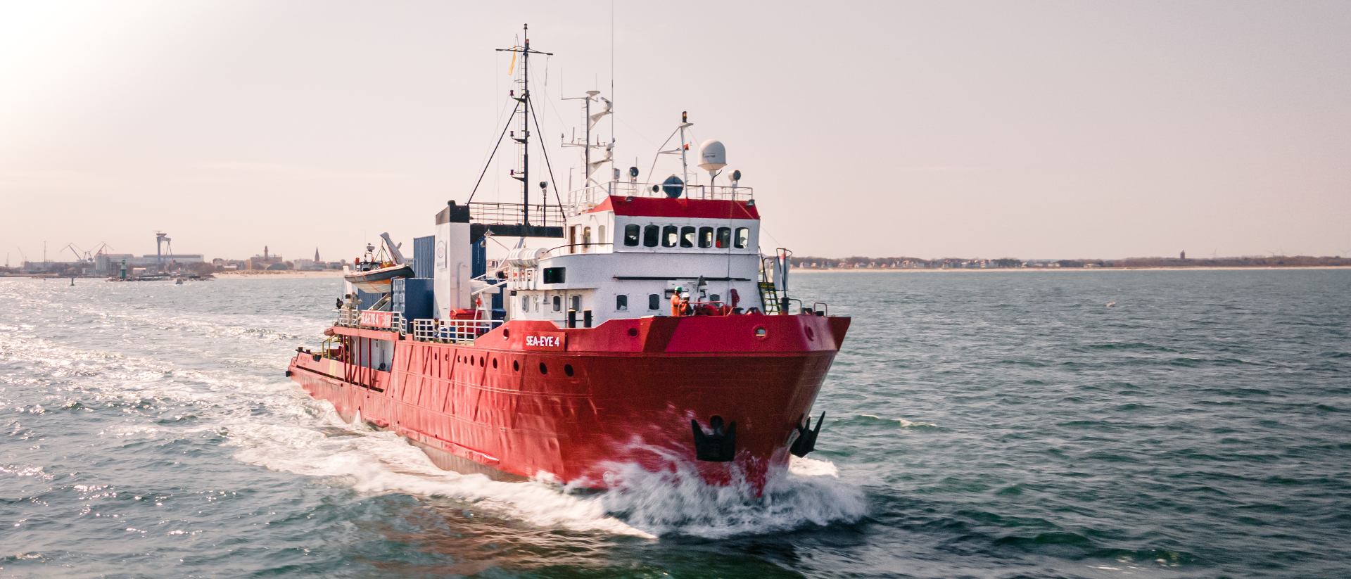 Das Rettungsschiff "Sea-Eye 4" auf dem Mittelmeer