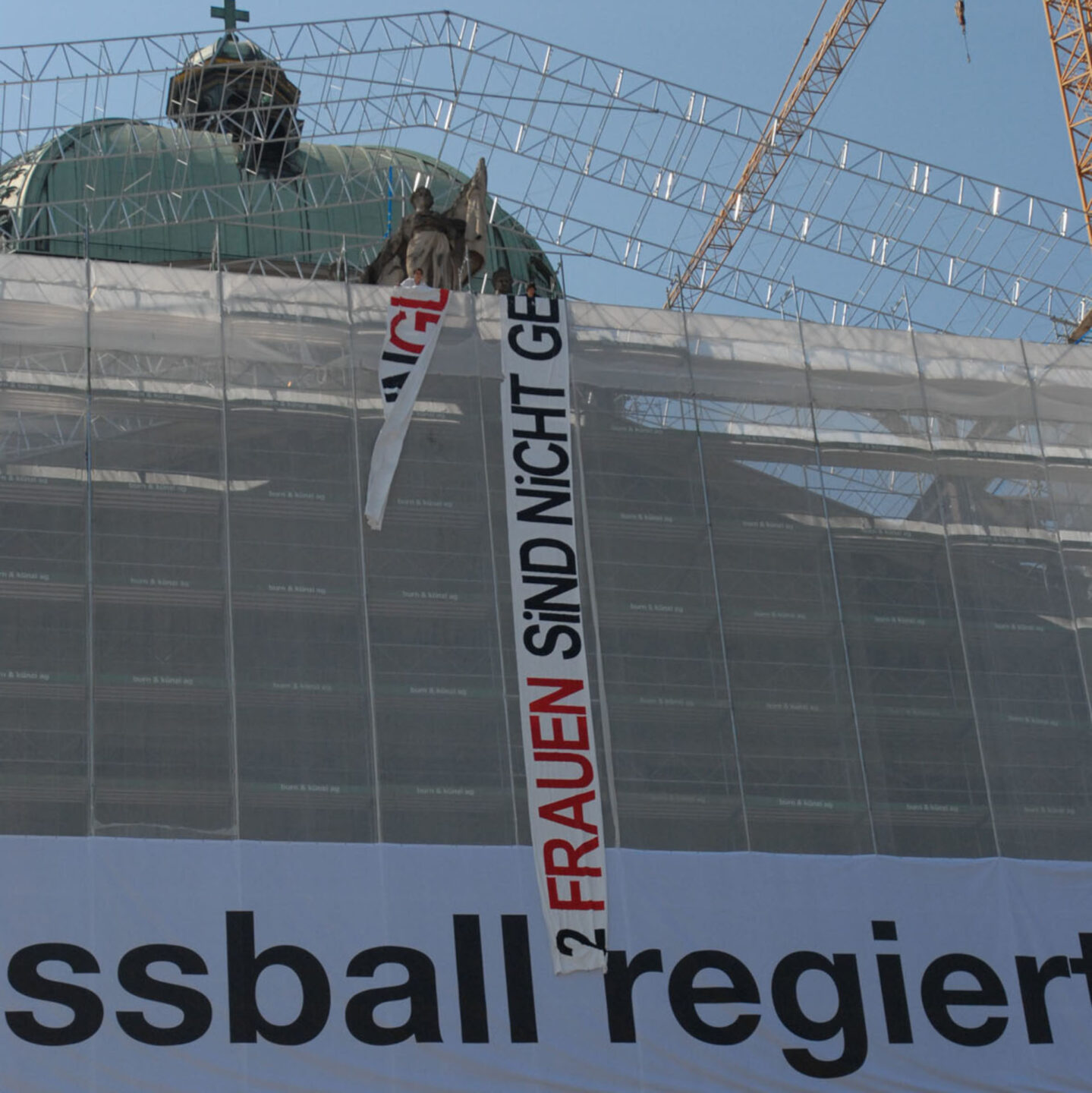 Am 14. Juni 2006, am Tag der Wahl von Doris Leuthard, besteigen Aktivistinnen das Gerüst des Bundeshauses und entrollen zwei Transparente: «Lohngleichheit jetzt!» und «2 Frauen sind nicht genug».