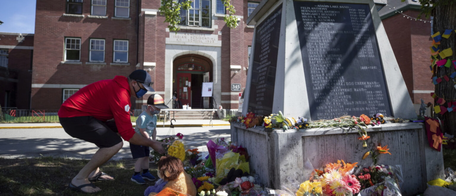 Gedenken an die 215 getöteten Kinder, vor der ehemaligen Schule in Kamloops, Kanada | © Keystone